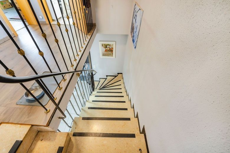 Doppelhaushälfte in Höhr-Grenzhausen - mit großer überdachter Terrasse, Garten und Garage – Treppe zum Obergeschoss