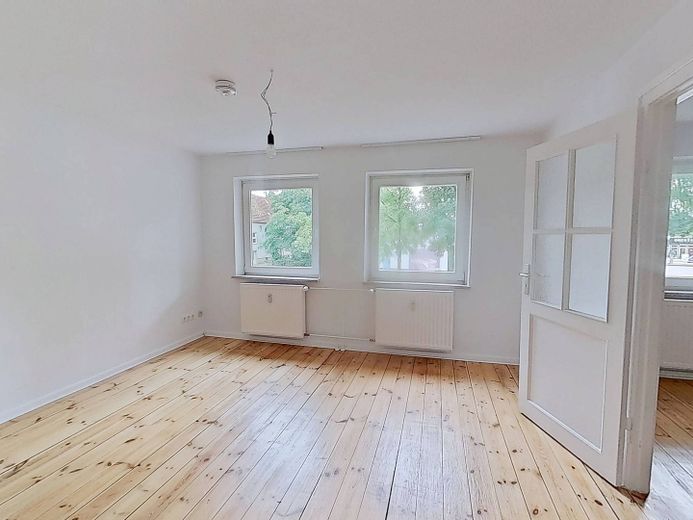 Bunte Blätter, kühles Wetter – 1 Kaltmieterlass fürs kuschelige Heim: Gemütliche 2-Zimmer-Wohnung mit Wannenbad – Ansicht I: Wohn- und Esszimmer