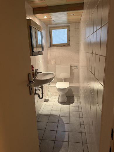 Lichtdurchflutetes Zweifamilienwohnhaus, komplett saniert 2021 in ruhiger Lage von Herrenberg – WC UG