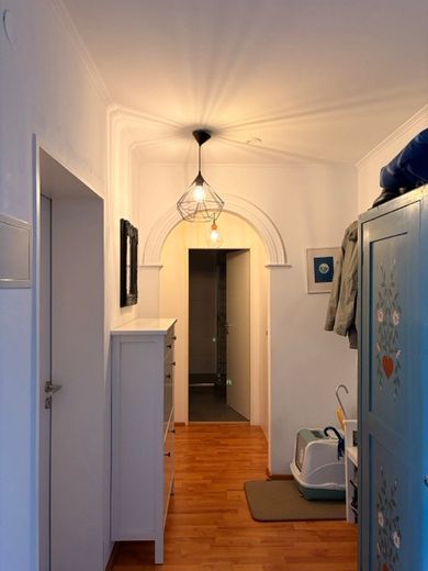 Helle 3-Zimmer-Wohnung mit Südost-Balkon, TG-Stellplatz in Bahnhofsnähe in Esting – Flur