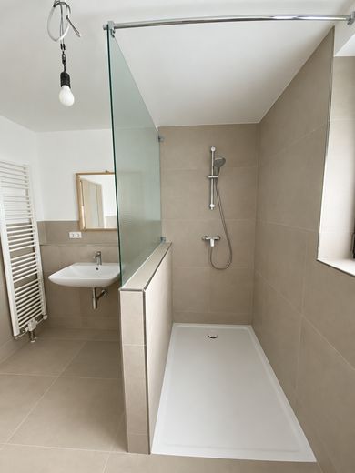 Hochwertig modernisiertes Einfamilienhaus in begehrter, stadtnaher Lage (provisionsfrei, Erstbezug) – Badezimmer