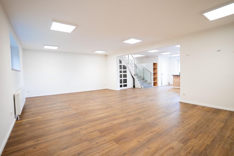 Repräsentive Gewerbeimmobilie mit Einliegerwohnung – Ausstellung / Lager unten 