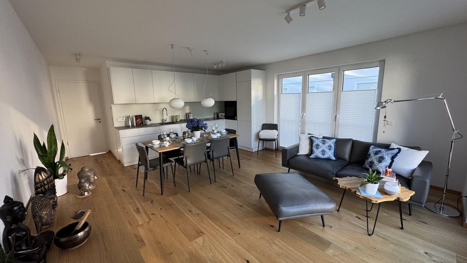 NEUWERTIGE VILLENWOHNUNG | SÜD/WEST | 2 BALKONE | GRÜNBLICK | EBK + MAẞ-EINBAUTEN + SMART HOME – Wohnzimmer