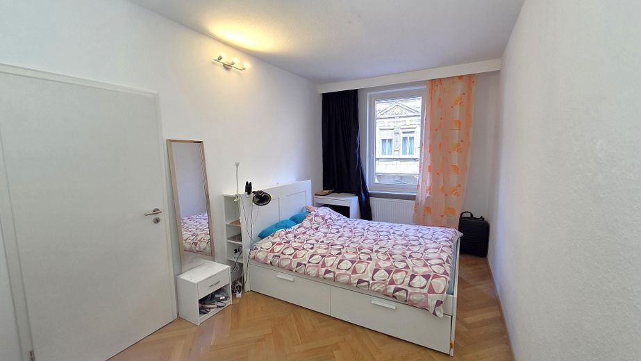 Gemoderniseerd 3-kamerappartement in een oud gebouw met echt houten parket & nieuwe inbouwkeuken – Fürth binnenstad – Schlafzimmer 1