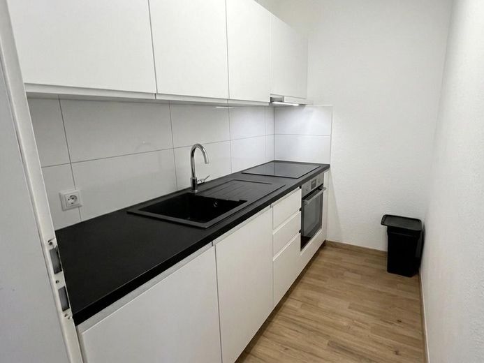 All-Inclusive: Frisch saniertes, vollmöbliertes Studio im 11. OG mit spektakulärem Stadtblick – Kitchen