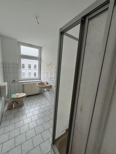 WG taugliche  2-R-Wohnung in MD-Sudenburg san. Altbau; im 2.OG 43²  mit EBK .zu vermieten . – Bad