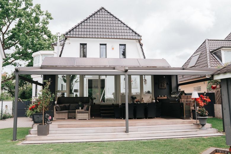 Terrasse mit Solaranlage
