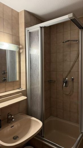 Superbe appartement bien situé – Bad mit Fenster