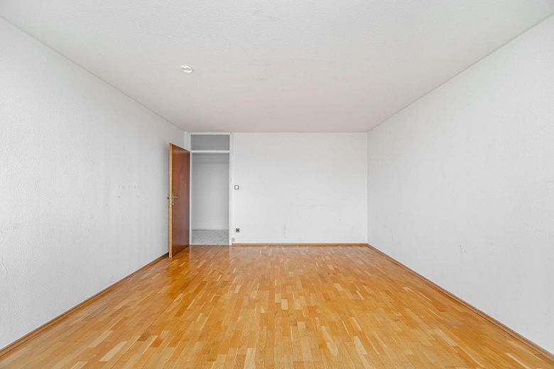 Bezugsfreie 3-Zimmer-Wohnung im 13. Obergeschoss mit zwei Balkonen und Alpenblick – Foto 2