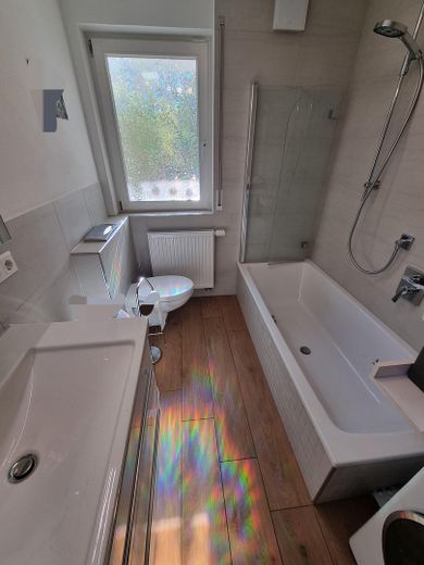 Idyllic 3.5-room apartment with large garden share in KN-Petershausen – Bad