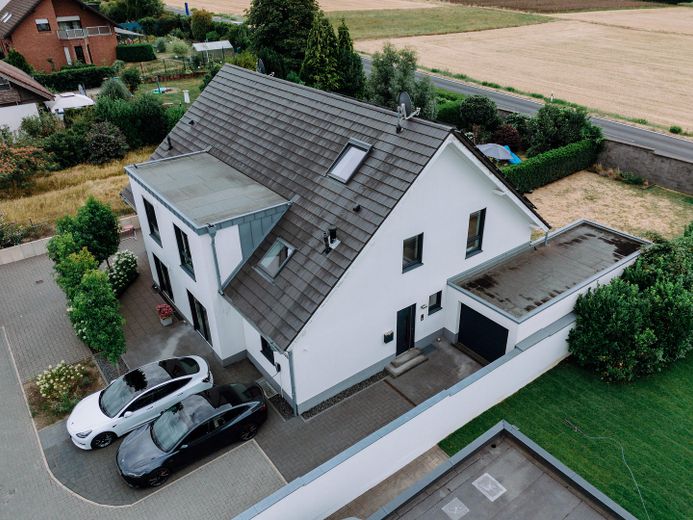 Hochwertige DHH mit Südgarten, PV, Wohnraumlüftung, 2 Wallboxen & ausgebautem Dachgeschoss – Haus Vogelperspektive