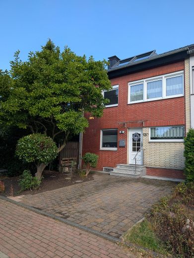 Modernisiertes Reihenhaus in Hiesfeld – nahe Rotbachsee, Garten, Garage & neues Dach aus 2023 – Hausfront