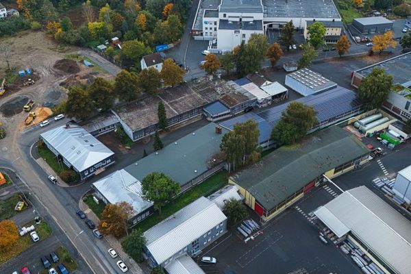 Warehouse/production space in the commercial area in Hof/Saale (approx. 1,000 m²) - 4 offices and toilets