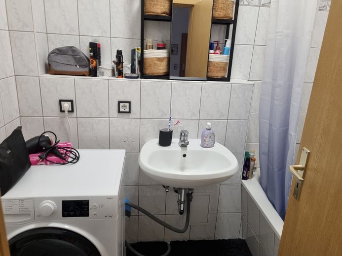 Charmante und großzügige und zentrumsnahe Wohnung inklusive Küche mit Balkonoption WG geeignet – Bad