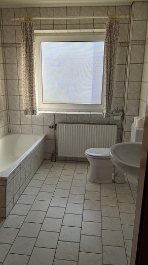 Freistehendes EFH mit Einliegerwohnung, Doppelgarage & großem Grundstück – EG_Bad_1