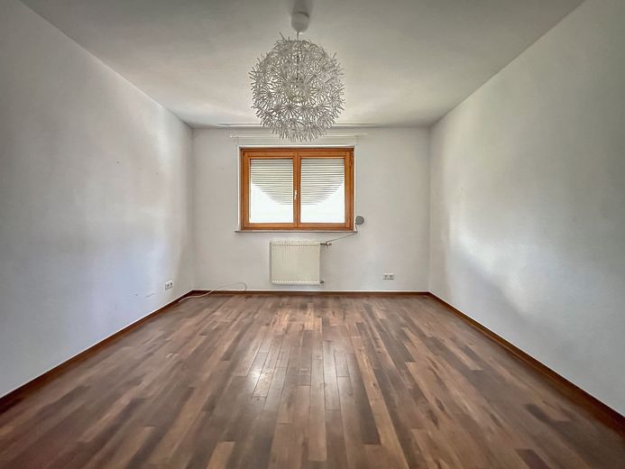 WOHNEN, VERMIETEN, GESTALTEN - Sofort verfügbares 3-Familienhaus in ruhiger Lage von Steinhaldenfeld – Schlafzimmer OG