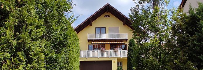 Hausansicht mit Zufahrt