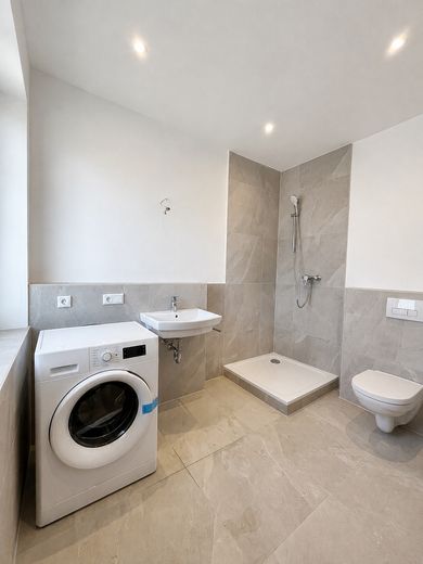 Prima occupazione dopo ristrutturazione completa | Moderno appartamento di 3 locali con cucina componibile – Dusch/WC