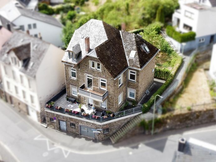 Drei-Familienhaus mit Burgblick – ideale Voraussetzungen für 3 Eigentumswohnungen – Außenansicht