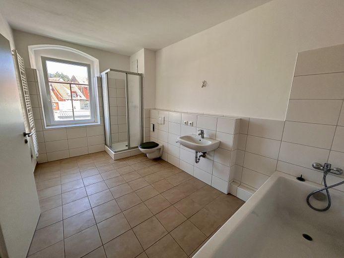 frisch renovierte Wohnung mit Wanne & Dusche & Stellplatz bei Bedarf – Bad