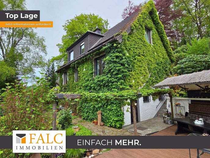 Charmantes Einfamilienhaus mit ELW und weiteren 20qm Zimmern im Untergeschoss mitten in der Natur – Blick von der Terrasse - Aktuell