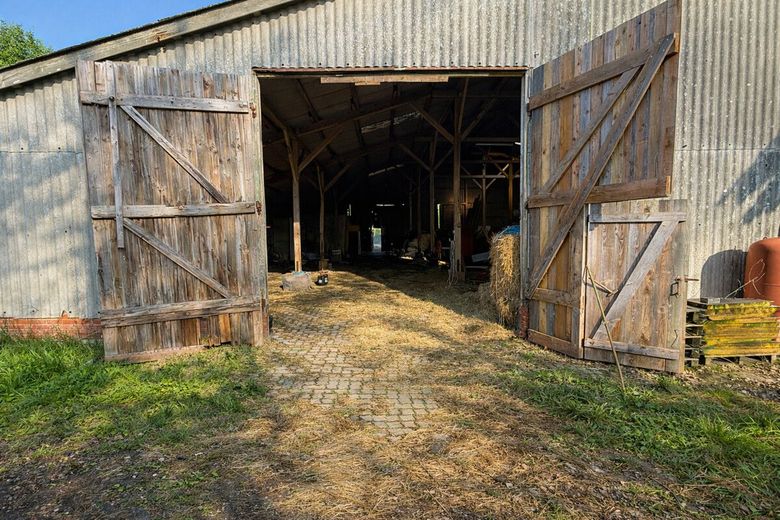 Großzügiger Resthof mit über 6,2 ha Land - ruhige Lage, vielseitige Nutzungsmöglichkeiten – Eingang der Scheune hinten