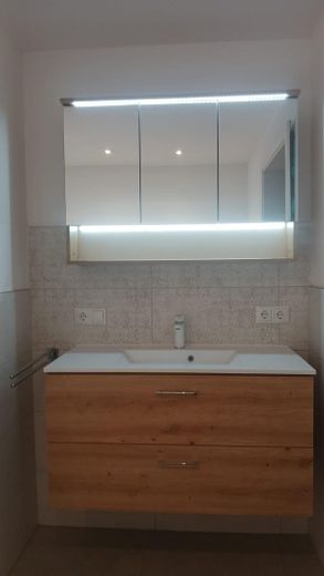 Schöne Erdgeschoss Wohnung, frisch saniert – Bad/ Waschtisch