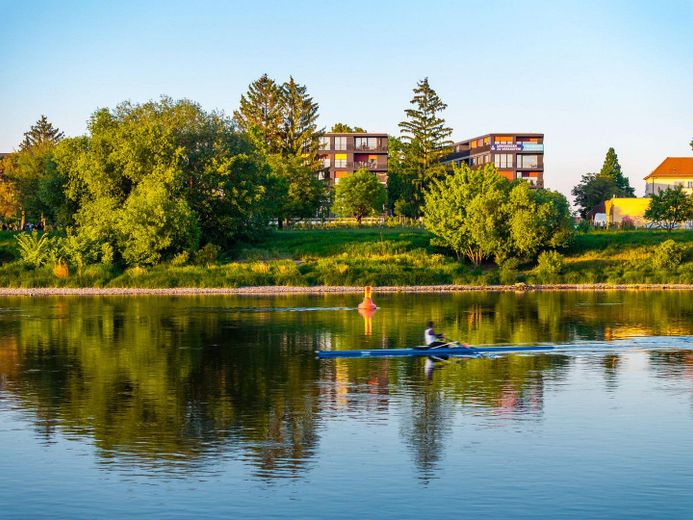 Erstbezug: Exklusive, sonnige 2-Zimmer-Wohnung mit Balkon mit Elbblick in Bestlage im Marina Garden! – Blick von der Elbe auf Marina