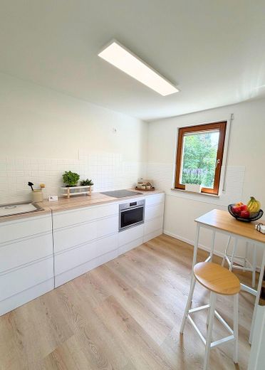 Lichtdurchflutete 3-Zimmer-Wohnung mit Garage und schöner Aussicht ins Grüne – Küche
