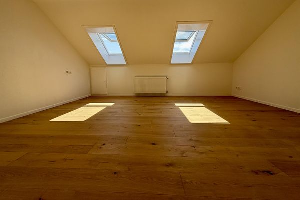 Appartamento di 3 locali completamente ristrutturato con balcone, parquet in legno massello e posto auto duplex