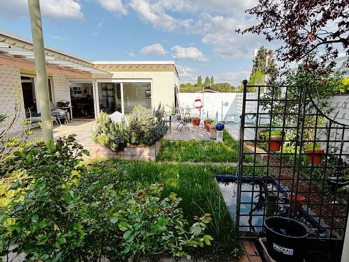 **RESERVIERT** Architektenbungalow + Einliegerwohnung + separate Büroeinheit in Feldrandlage von DA-Arheilgen – Garten mit idyllischem Biotop