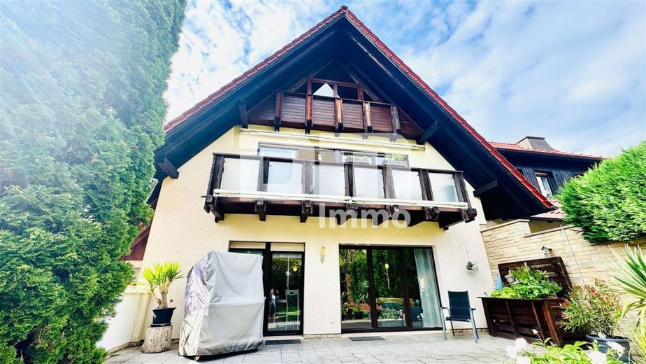 Hochwertiges 1-2 Familienhaus mit Nebengebäude in begehrter Lage mit vielen Extras – Rückansicht / Terrasse