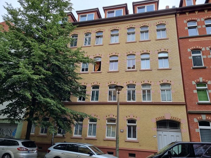 Charmante und großzügige und zentrumsnahe Wohnung inklusive Küche mit Balkonoption WG geeignet – Haus