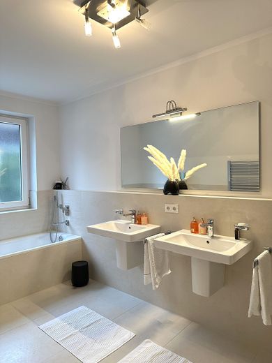 Lichtdurchflutete 3‑Zimmer‑Wohnung in begehrter Lage – Master Bad 1