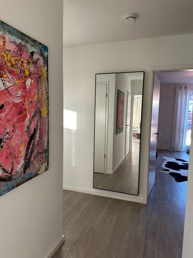 Traumwohnung mit exklusiver Einbauküche und großzügigem Balkon. – Flur 