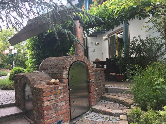 Am Waldrand gelegenes Einfamilienhaus mit ELW und parkähnlichem Garten – Pumpenhaus und Terrasse