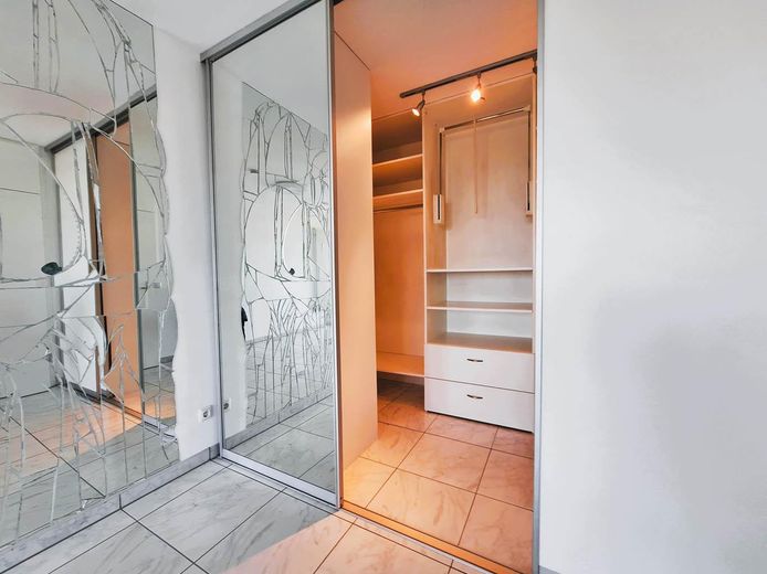 Großzügige 3 - Zimmer Wohnung mit Weitblick - inklusive Garagenstellplatz – Kleiderschrank begehbar