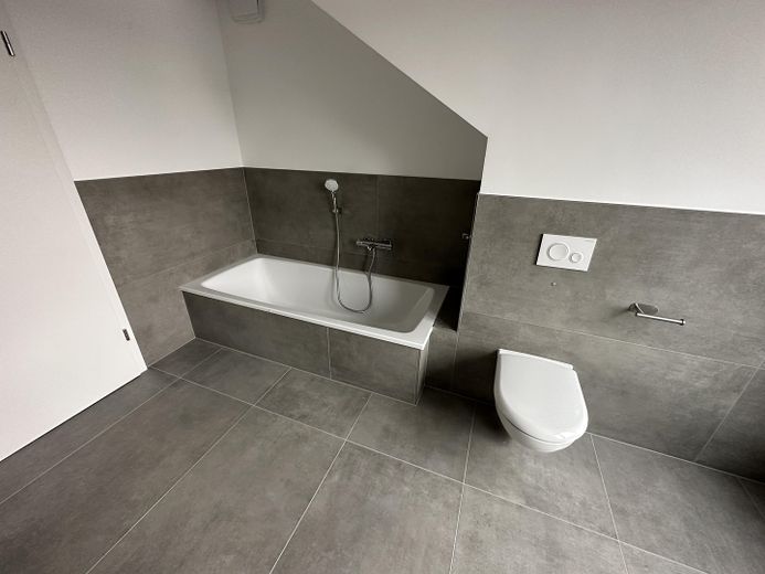 Premium 3-Zimmer-Maisonette-Wohnung mit offener Wohn-Ess-Küche, Dachterrasse & Fußbodenheizung – DG Badezimmer inkl. Fenster