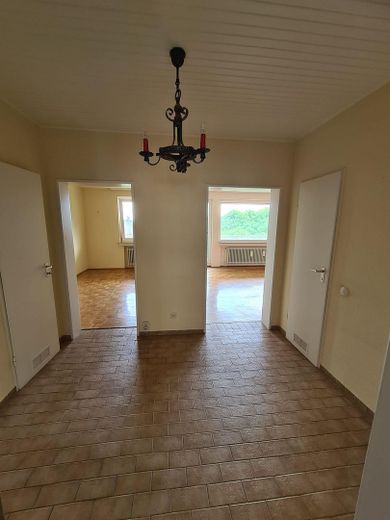 sonnige Wohnung mit Weitblick – Flur leer Durchblick nach SW