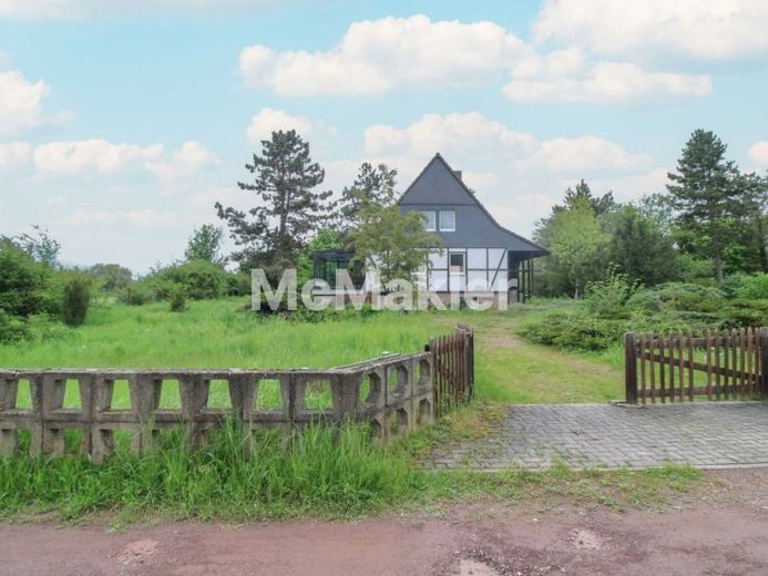 Sanierungsbedarf - ehem. DDR-Bau - 4 Zimmer mit 3.555 m² Grundstück - Direkt an der B 100 – Foto 1