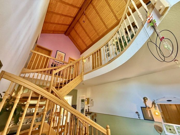 HORN IMMOBILIEN++ Neubrandenburg, tolles Architektenhaus mit 5 Zimmern, EBK, Keller und Carport – Treppe mit Empore