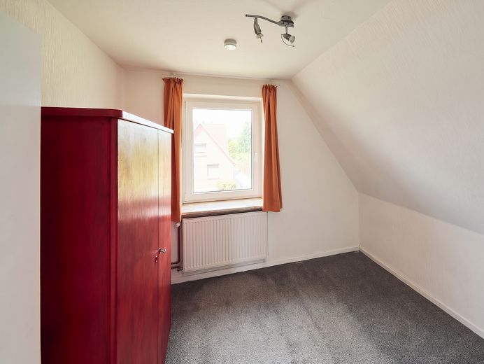Altencelle’de idil: 1200qm üzerinde havuzlu müstakil ev – Schlafzimmer obere Wohneinheit