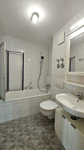 Helle 2-Zimmer-Dachgeschosswohnung mit Galerie und Balkon in ruhiger Lage in Hallbergmoos – Badezimmer