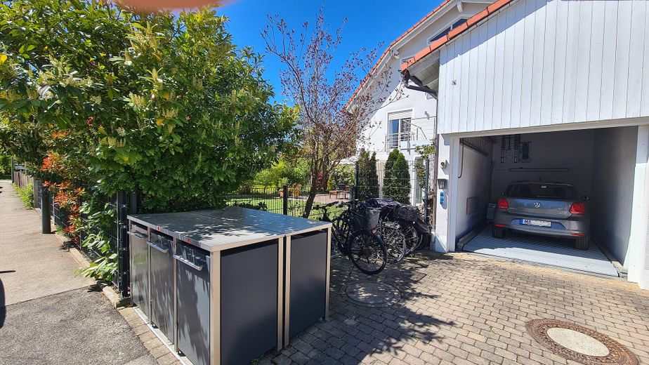 VON PRIVAT UND PROVISIONFREI: Reiheneckhaus in Großhadern im Blumenviertel – Bild-02-Garage