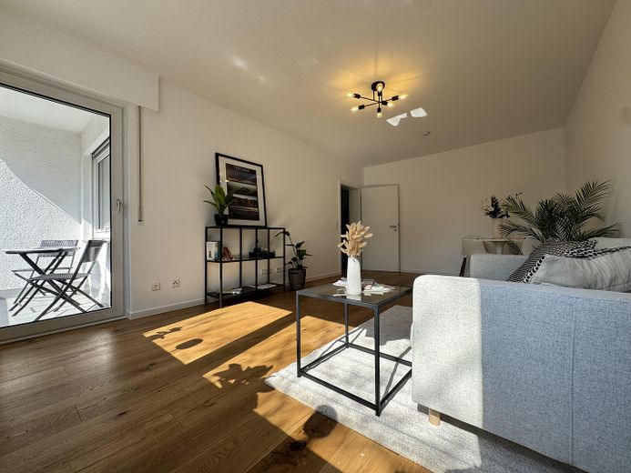 Ubicación perfecta, renovada con materiales de alta calidad: exclusivo apartamento de 3 habitaciones – Wohnzimmer 3