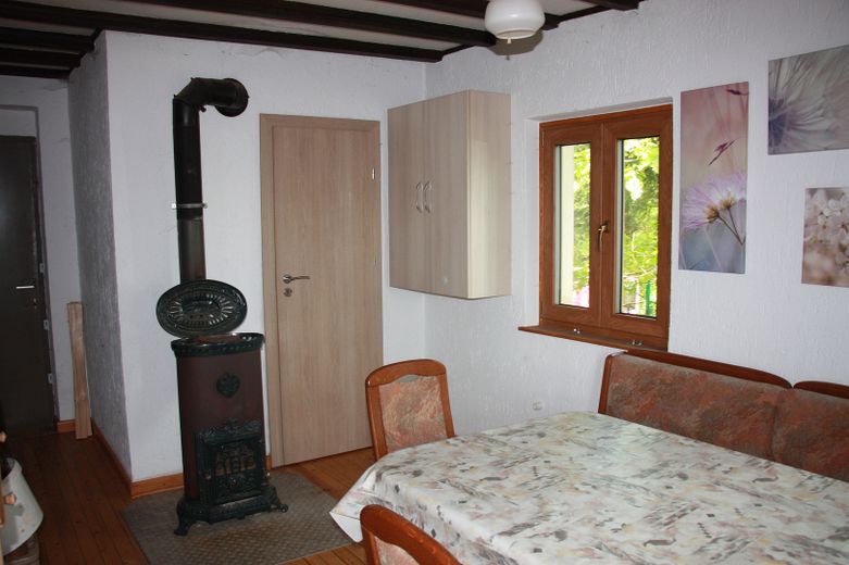 Waldhaus in Alleinlage – Wohn-, Esszimmer