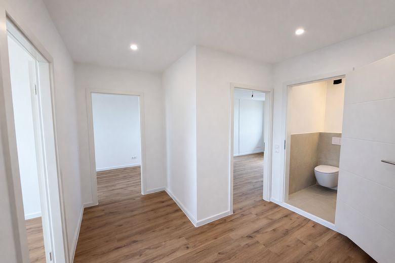 Kernsanierte 3-Zimmer-Wohnung mit moderner Einbauküche in zentraler Lage – Flur