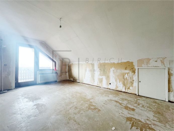 Großzügige 4-Zimmer-Dachgeschosswohnung mit Balkon und Stellplatz – Kinderzimmer