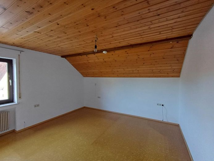 Gezellig 4-kamerappartement op de bovenste verdieping te huur in Biberach – Schlafzimmer groß