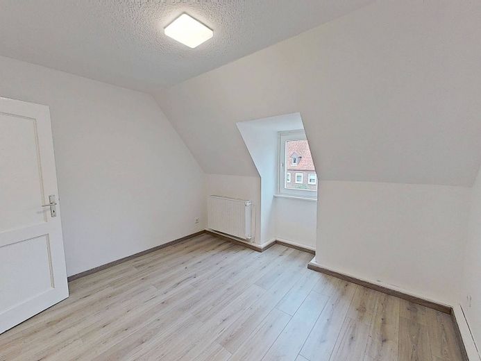 Gemütliche 3-Zi.-Dachgeschosswohnung mit Wannenbad in ruhiger Wohnlage – Ansicht I: Wohn- und Esszimmer